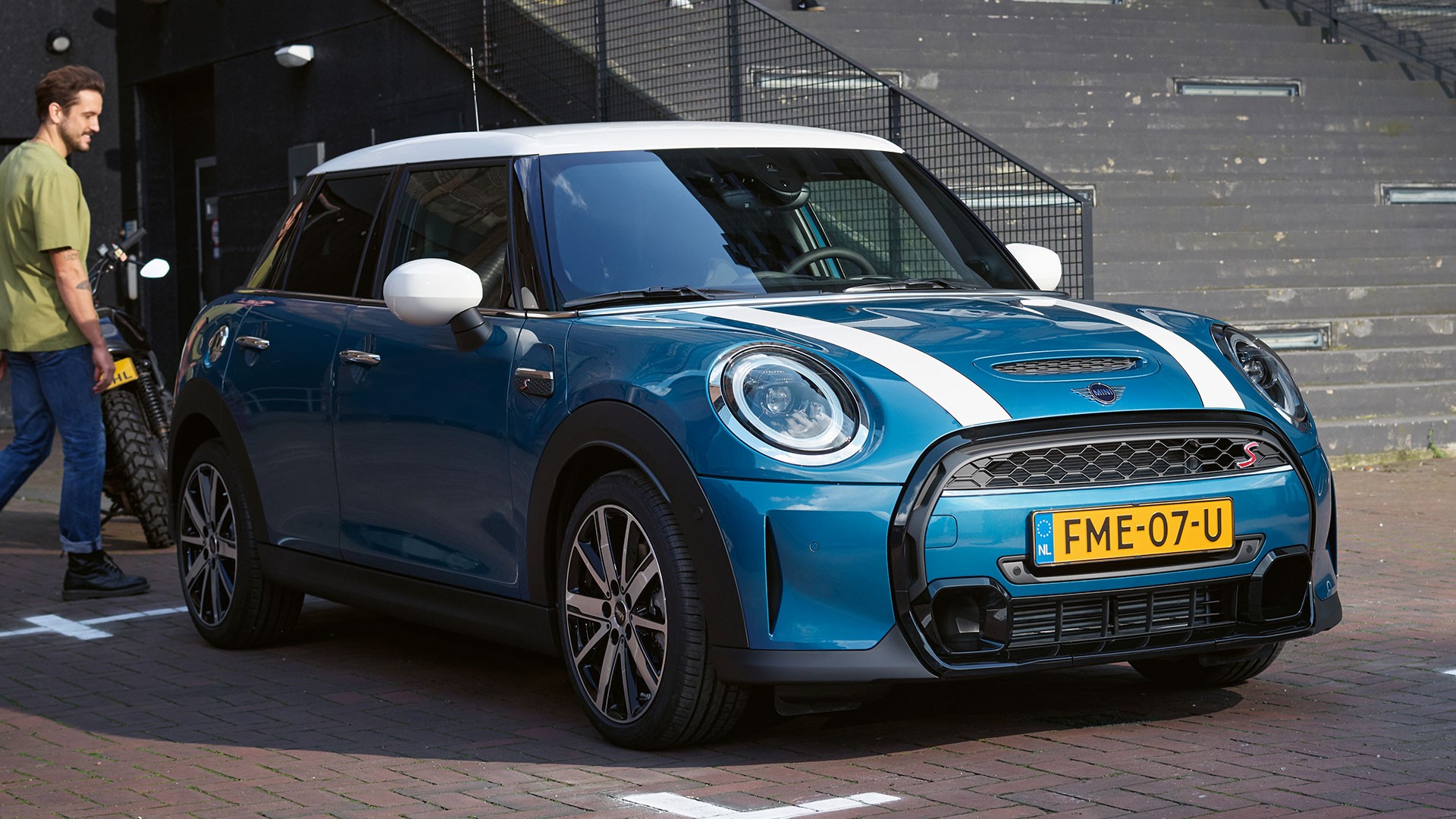 MINI 5-vrata – pogled sprijeda plava i bijela – usporedba modela